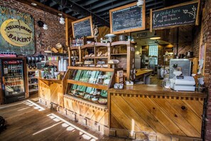 Dining - Deer cabin.  This modern log cabin with HOT TUB is a large studio with all of the 'bells and whistles' !!! (Tellico Plains)