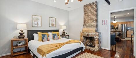 2 室のベッドルーム、デスク、アイロン / アイロン台、旅行用ベビーベッド