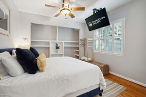 2 habitaciones, escritorio y tabla de planchar con plancha 