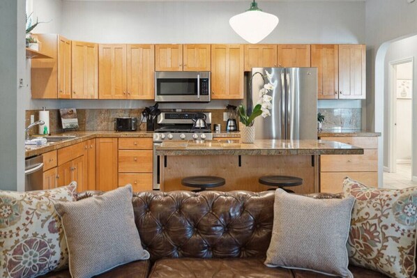 Refrigerador, microondas, horno y parrilla de estufa 