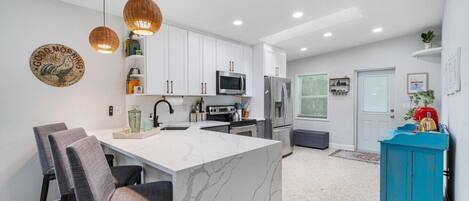 Refrigerador, microondas, horno y parrilla de estufa