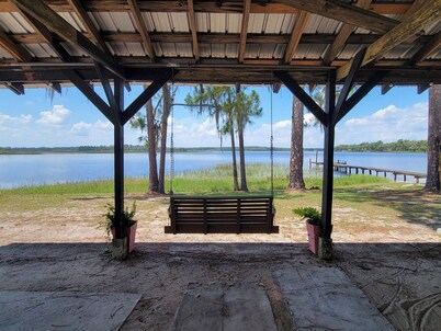 LAKEFRONT- peaceful hideaway, short drive to attractions, springs and beaches.