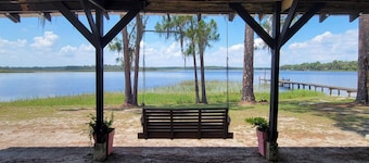 LAKEFRONT- peaceful hideaway, short drive to attractions, springs and beaches.