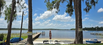 LAKEFRONT- peaceful hideaway, short drive to attractions, springs and beaches.