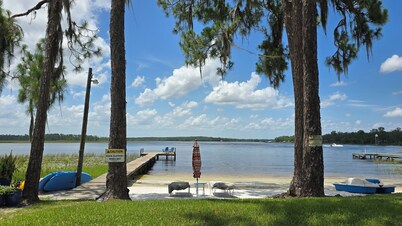 LAKEFRONT- peaceful hideaway, short drive to attractions, springs and beaches.