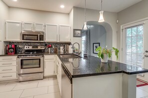 Réfrigérateur, micro-ondes, plaque de cuisson, lave-vaisselle