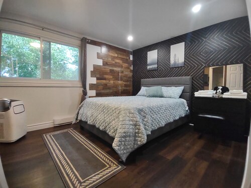 Min walk to Falls, all Attractions. 3 over size Brs,4 bed 2 sofabed  Large Patio