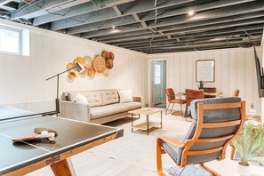 TV, fireplace, table tennis - Lewis Mtn Midterm: Walk to UVA & JPJ (Charlottesville)