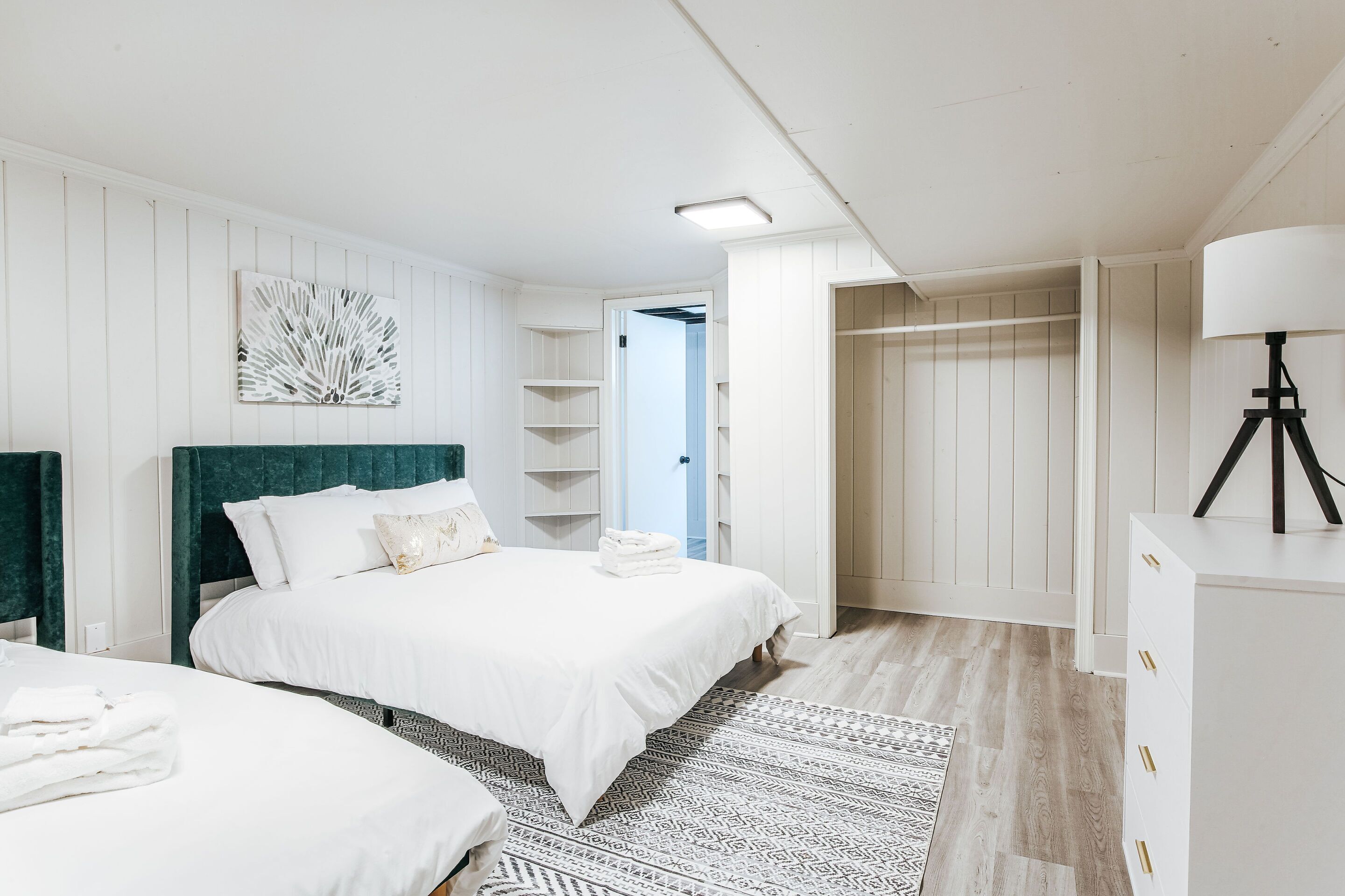 4 chambres, bureau, accès à Internet, literie fournie