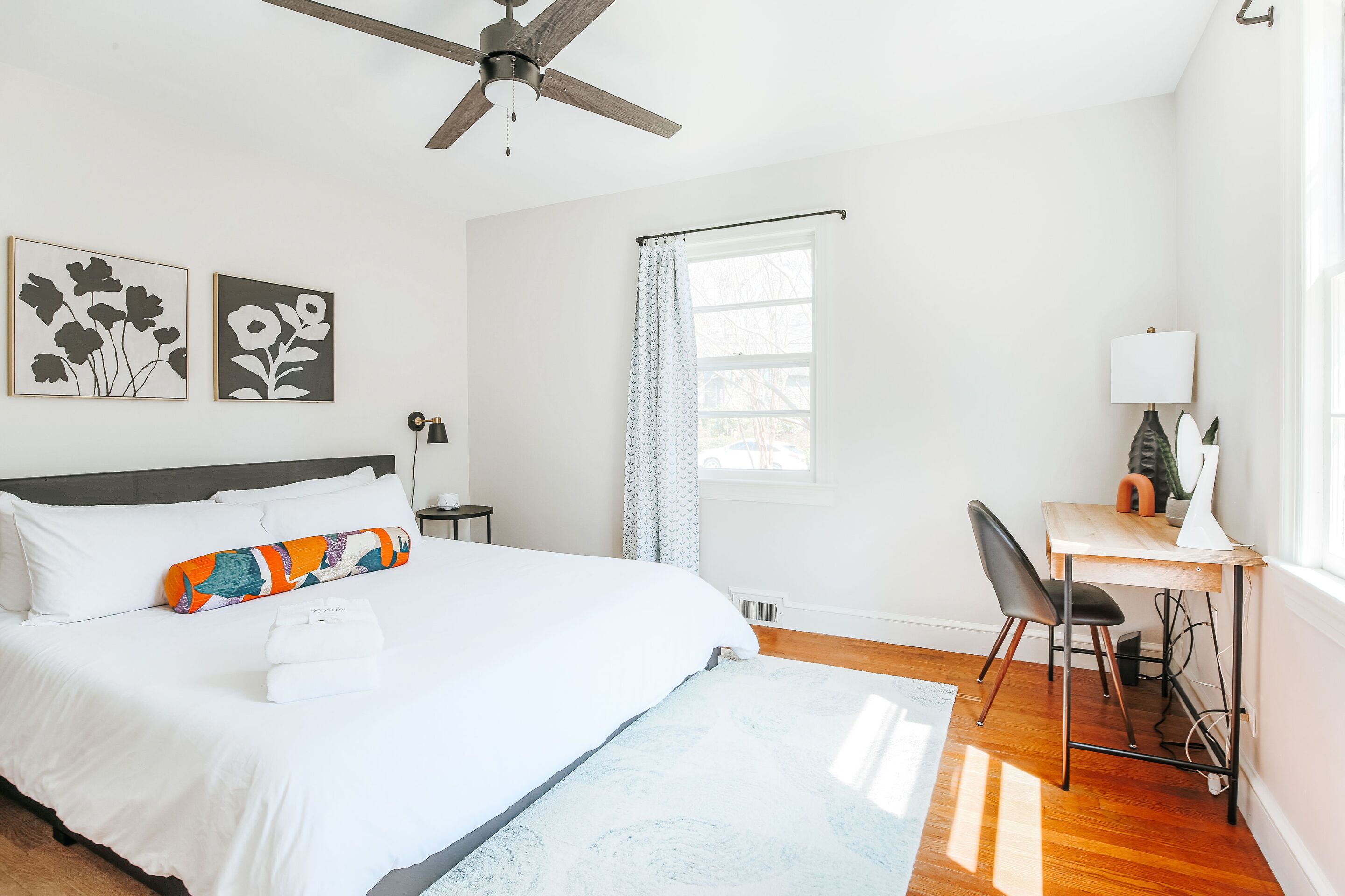 4 bedrooms, desk, WiFi, bed sheets