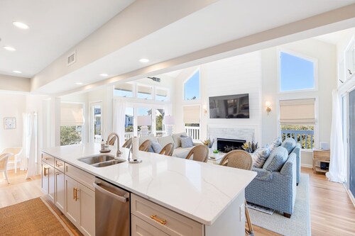 Newly Remodeled, 5 BR, across from South Beach.  Shoals & BHI Clubs available
