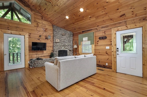 Angler cabin. This modern private studio Cabin with HOT TUB is tucked away in a wooded cove.