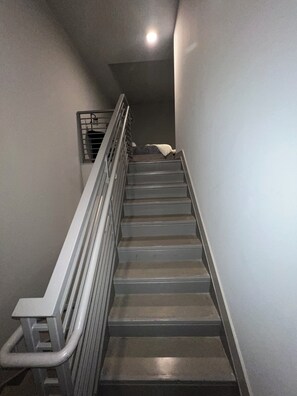 Interior - 5Bd 2ba Twnhme w/ attached garage, 30ft ceilings, 2 masters, & free Wi-Fi 1gbps (Dallas)