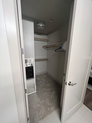 Interior - 5Bd 2ba Twnhme w/ attached garage, 30ft ceilings, 2 masters, & free Wi-Fi 1gbps (Dallas)