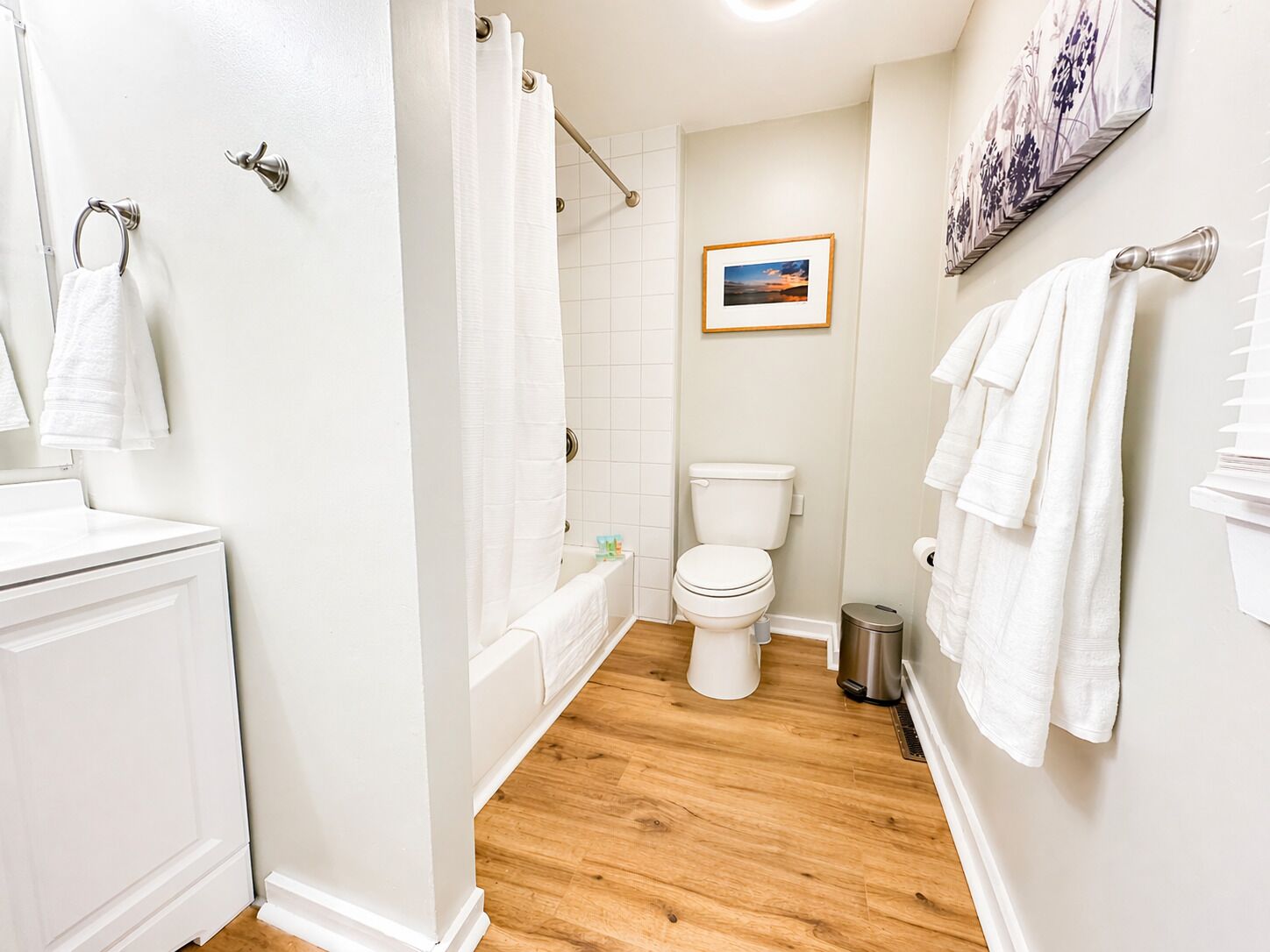 Sèche-cheveux, serviettes fournies, savon, shampoing