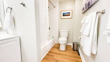 Een haardroger, handdoeken, zeep, shampoo