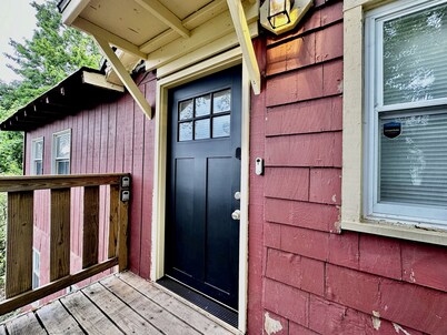 Treeview - Cozy 2 BR Apartment -  Fast WiFi ~ 1 hr from NYC - 5 mins to downtown