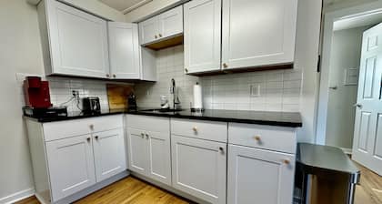 Treeview - Cozy 2 BR Apartment - Fast WiFi ~ 1 hr from NYC - 5 mins to downtown