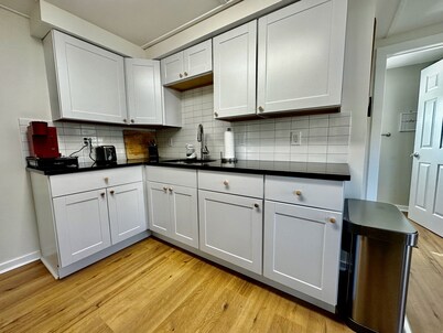 Treeview - Cozy 2 BR Apartment - Fast WiFi ~ 1 hr from NYC - 5 mins to downtown