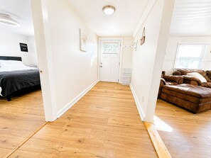 2 habitaciones, tabla de planchar con plancha, wifi y ropa de cama 