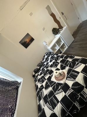 1 bedroom, bed sheets