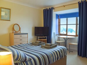 4 bedrooms, free WiFi, bed sheets - Choose Ty Celyn for its great location just a short walk from the beach. (Broad Haven)