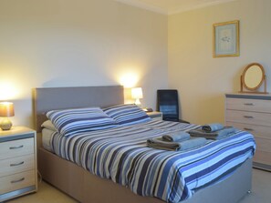 4 bedrooms, free WiFi, bed sheets - Choose Ty Celyn for its great location just a short walk from the beach. (Broad Haven)