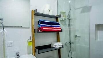 Regadera, secadora de cabello, toallas