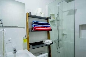 Dusche, Haartrockner, Handtücher