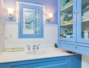 Dusche, Haartrockner, Handtücher, Toilettenpapier