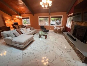 Una Smart TV, una chimenea, una pantalla de ordenador