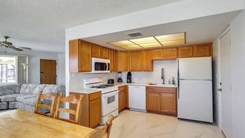 Fridge, microwave, stovetop, dishwasher