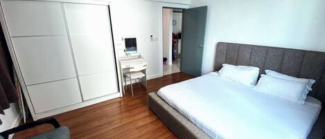 4 bedrooms, iron/ironing board, WiFi