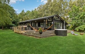 Outdoor dining - Lovely home in Hadsund with WiFi (Hadsund)