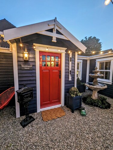 Sheddington Manor -2 Bedroom Guest House & Cinema