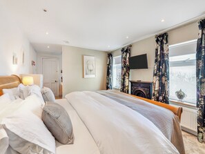4 bedrooms, free WiFi, bed sheets