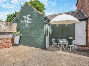 Outdoor dining - 4 bedroom accommodation in Coxhoe, nearby Durham (Coxhoe, nearby Durham)