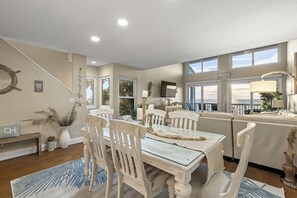 Dining - BEACHFRONT 3 Bdrm/2.5 Bth, Private Beach Access, Patio, Balcony, 3 Steps to Sand (Indian Rocks Beach)