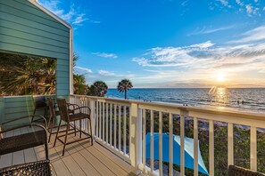 Property grounds - BEACHFRONT 3 Bdrm/2.5 Bth, Private Beach Access, Patio, Balcony, 3 Steps to Sand (Indian Rocks Beach)