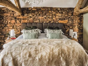 1 bedroom, free WiFi, bed sheets - The Nook is a luxurious, one-bedroom cottage. (Tallentire, near Cockermouth)