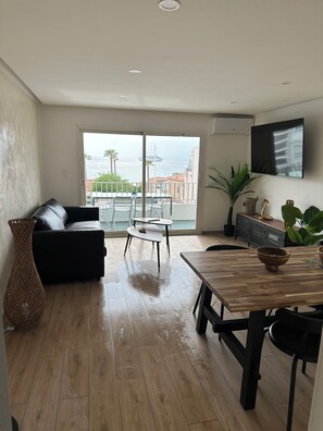 Télévision à écran plat