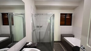 Dusche, kostenlose Toilettenartikel, Haartrockner, Handtücher