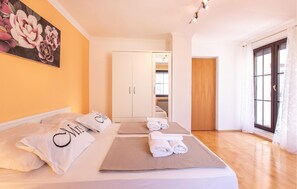 4 bedrooms, travel crib, free WiFi, bed sheets - Beautiful home in Zadar (Zadar)