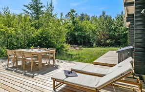 Outdoor dining - Lovely home in Højslev with kitchen (Højslev)