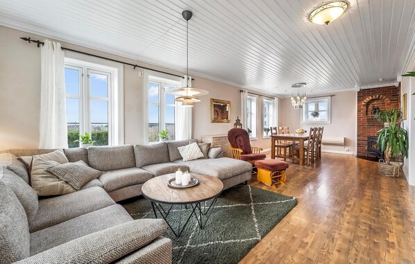 TV, fireplace - Cozy home in Vanse with kitchen (Vanse)