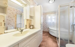 Combined shower/bathtub - Cozy home in Vanse with kitchen (Vanse)