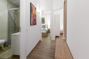 Secador de cabelo, toalhas de banho