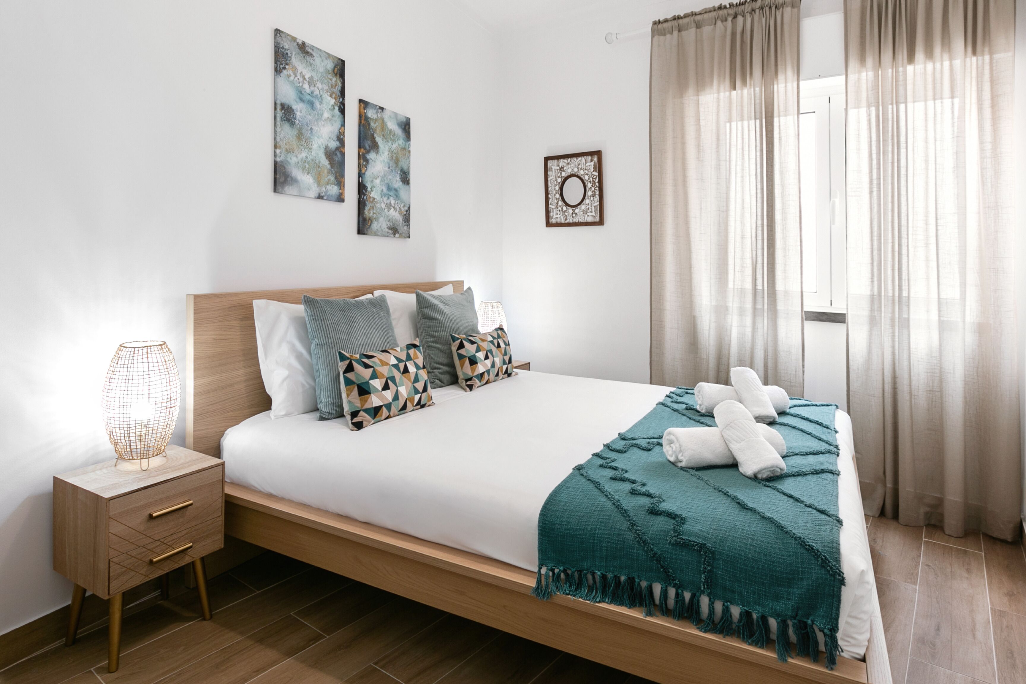 2 dormitorios, tabla de planchar con plancha, cuna de viaje