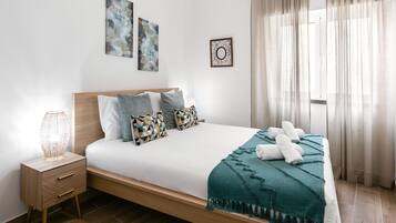 2 dormitorios, tabla de planchar con plancha, cuna de viaje