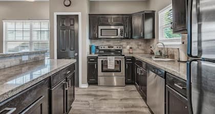 Aggieland 5 bedroom house steps from TAMU campus and Kyle Field.